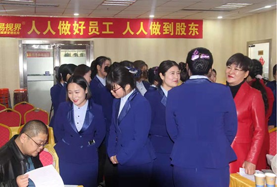 經(jīng)貿驕子現(xiàn)場與老師交流溝通 圖二