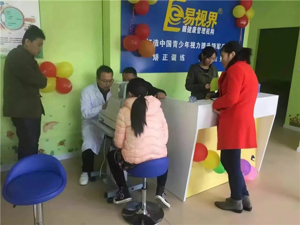 家長(zhǎng)們紛紛帶著孩子去易視界視力提升會(huì)所店面咨詢(xún)
