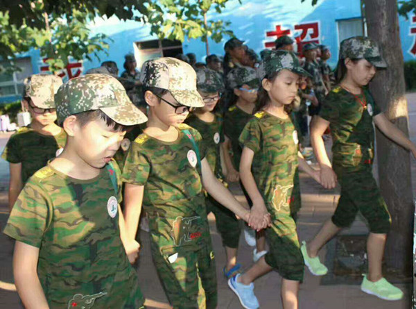 不讓任何伙伴掉隊，他們緊握對方的手前行