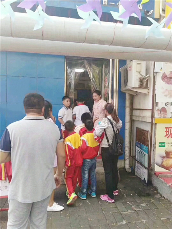家長帶著孩子進店檢查視力，十分熱鬧