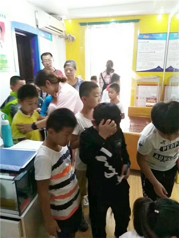 家長帶著孩子進店檢查視力，十分熱鬧