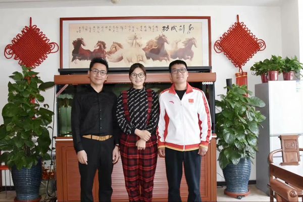 北京雙奧集團尤小龍總裁、中國著名戲歌雙棲明星、66國選美國際皇后王光姣與易視界陶總合影