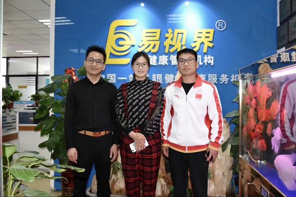 北京雙奧集團尤小龍總裁、中國著名戲歌雙棲明星、66國選美國際皇后王光姣與易視界陶總合影