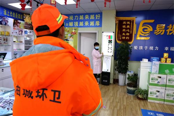 愛心聚焦！易視界300多副老花鏡暖了環(huán)衛(wèi)工人的心！