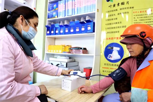 愛心聚焦！易視界300多副老花鏡暖了環(huán)衛(wèi)工人的心！