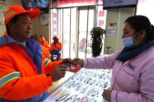 愛心聚焦！易視界300多副老花鏡暖了環(huán)衛(wèi)工人的心！