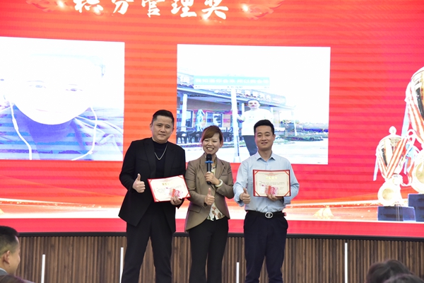 易視界2024年3月積分管理獎(jiǎng)獲得者上臺領(lǐng)獎(jiǎng)