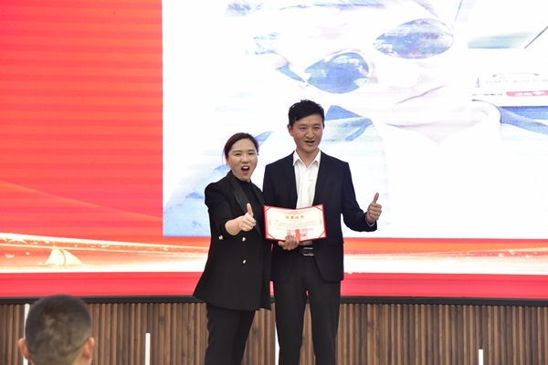 易視界2024年3月新人獎(jiǎng)獲得者上臺領(lǐng)獎(jiǎng)