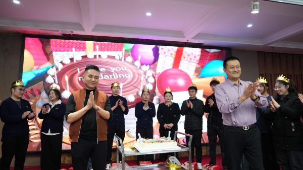 易視界溫馨的集體生日